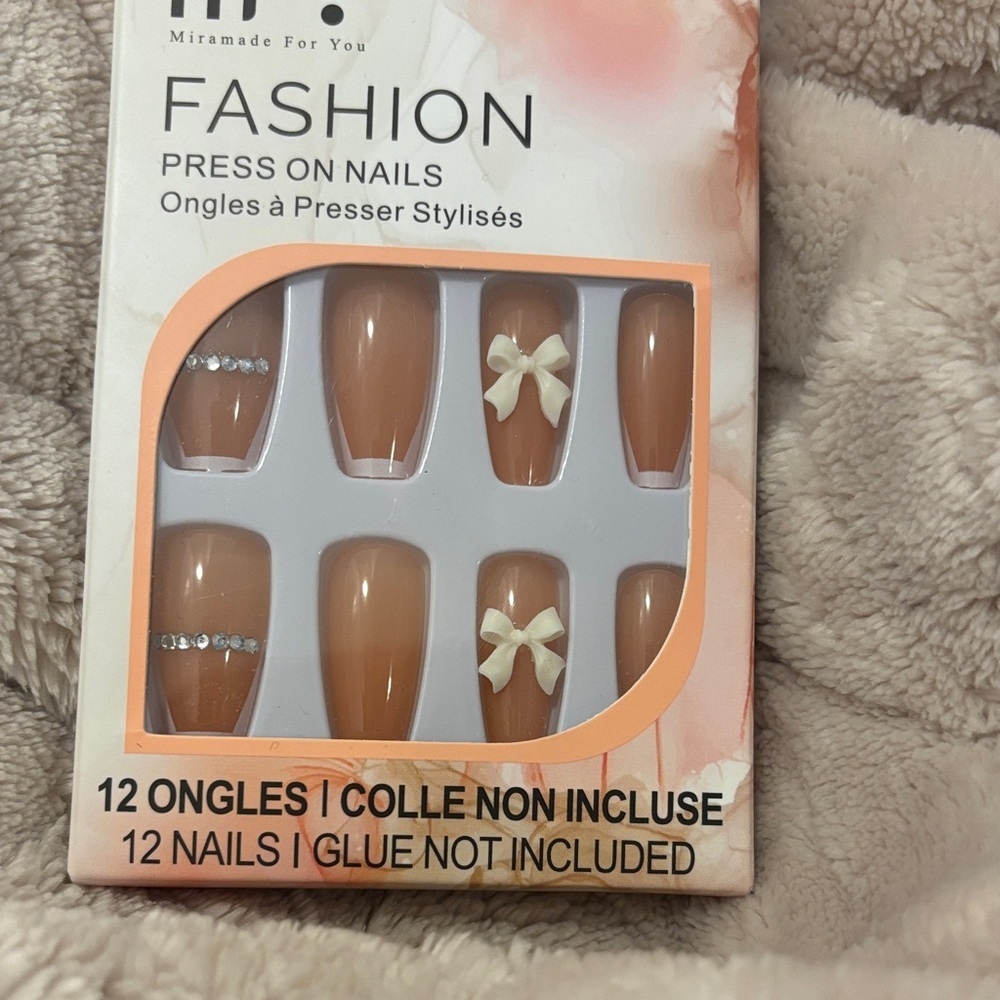 Affordable Fashion Finds Press On Nails - Nude and White